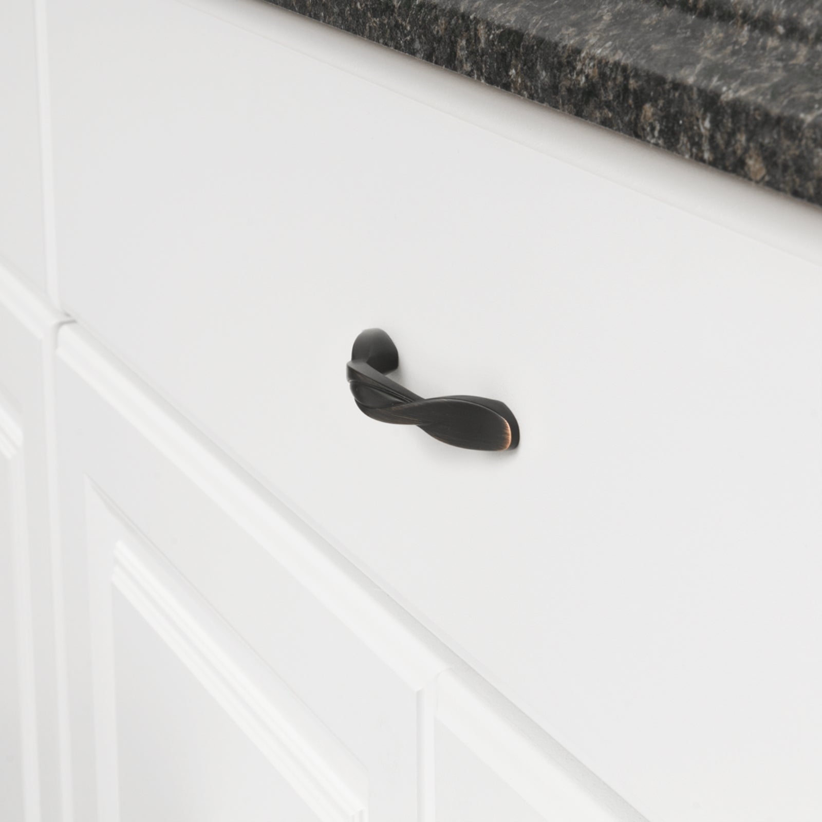 AmazonBasics Twisted Cabinet Handle, 4.5" Length (3" Hole Center), Oil Rubbed Bronze